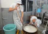 その久寿餅の作り方をリポート！小麦粉のでんぷんから作ります。