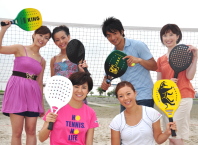砂浜でビーチテニスに挑戦！プロチーム対LOVEかわチームも。