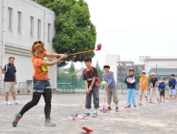 阿部市長にインタビュー子どもたちに混じってスナッグゴルフに挑戦です！まずは練習から。