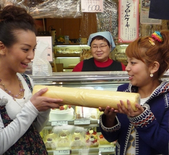 48センチのロールケーキ、1本いけるほど美味しい！（大平屋）