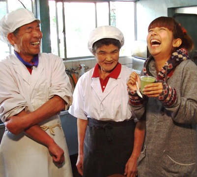 コーヒー豆腐や抹茶豆腐を試食中！（清水屋豆腐店/幸区）