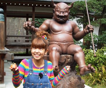 禅寺丸柿の原木がある王禅寺にて（柿を守る禅寺丸の像/麻生区）