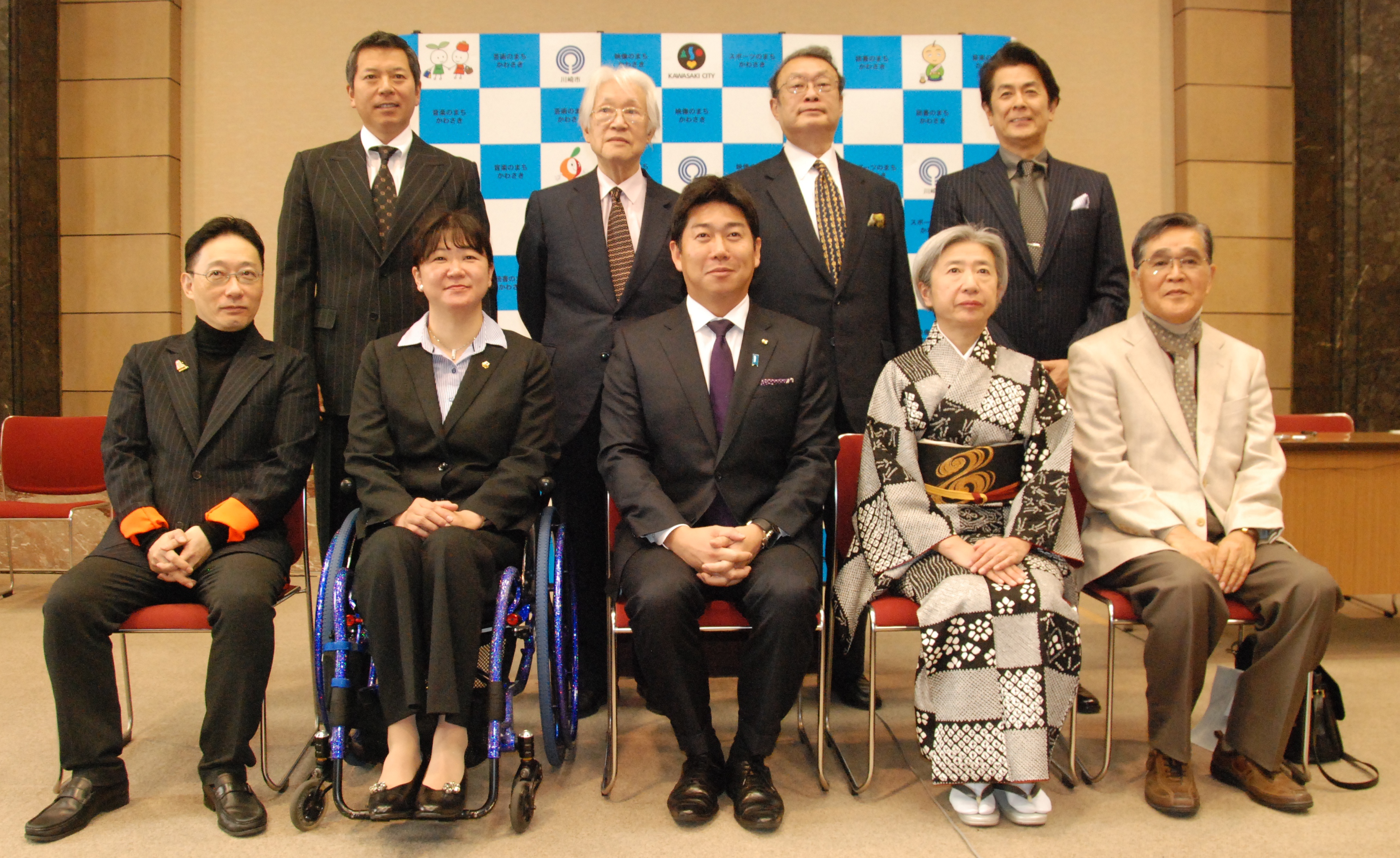 第6期川崎市市民文化大使と集合写真に写る福田市長