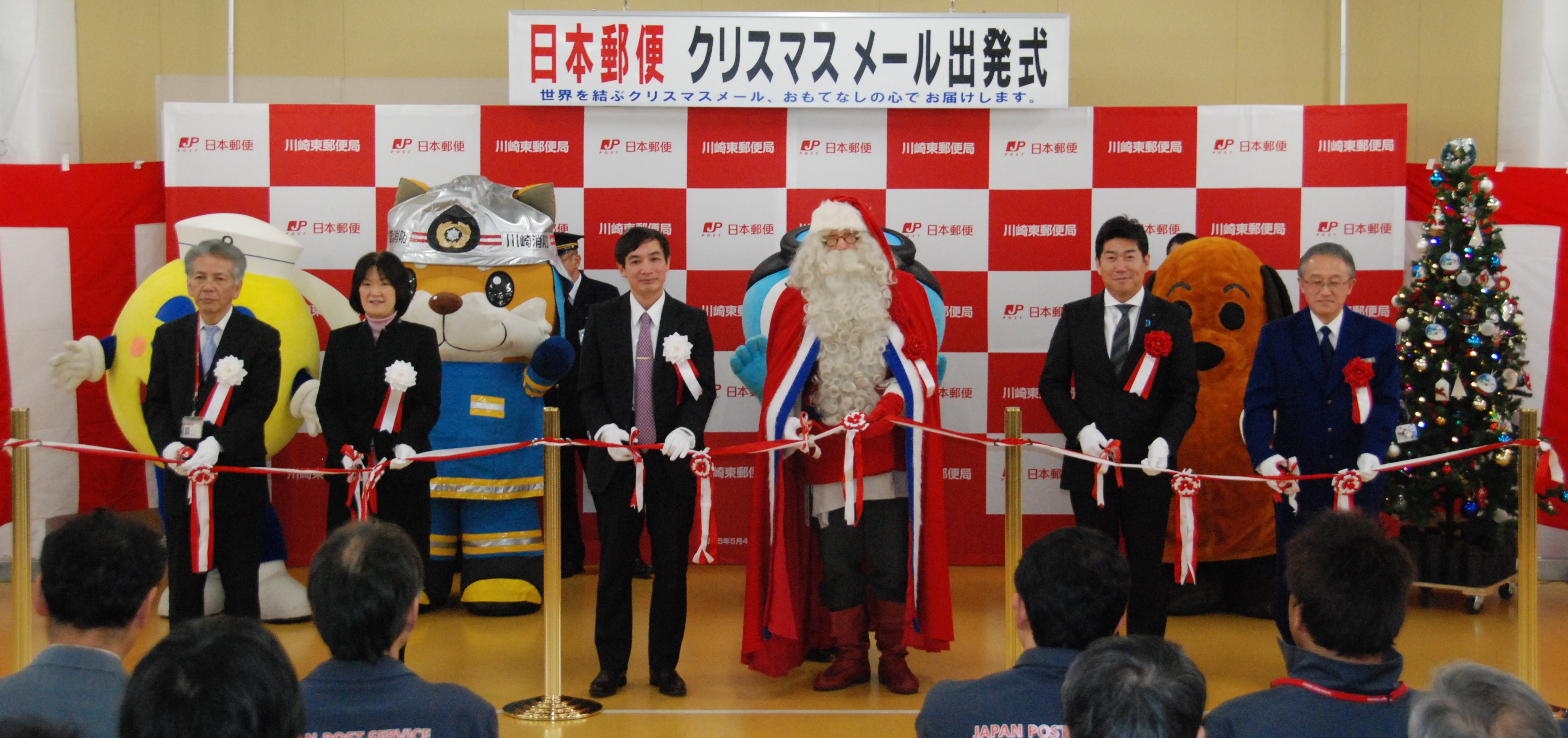 出発式のテープカットに望む福田市長(右から2番目)