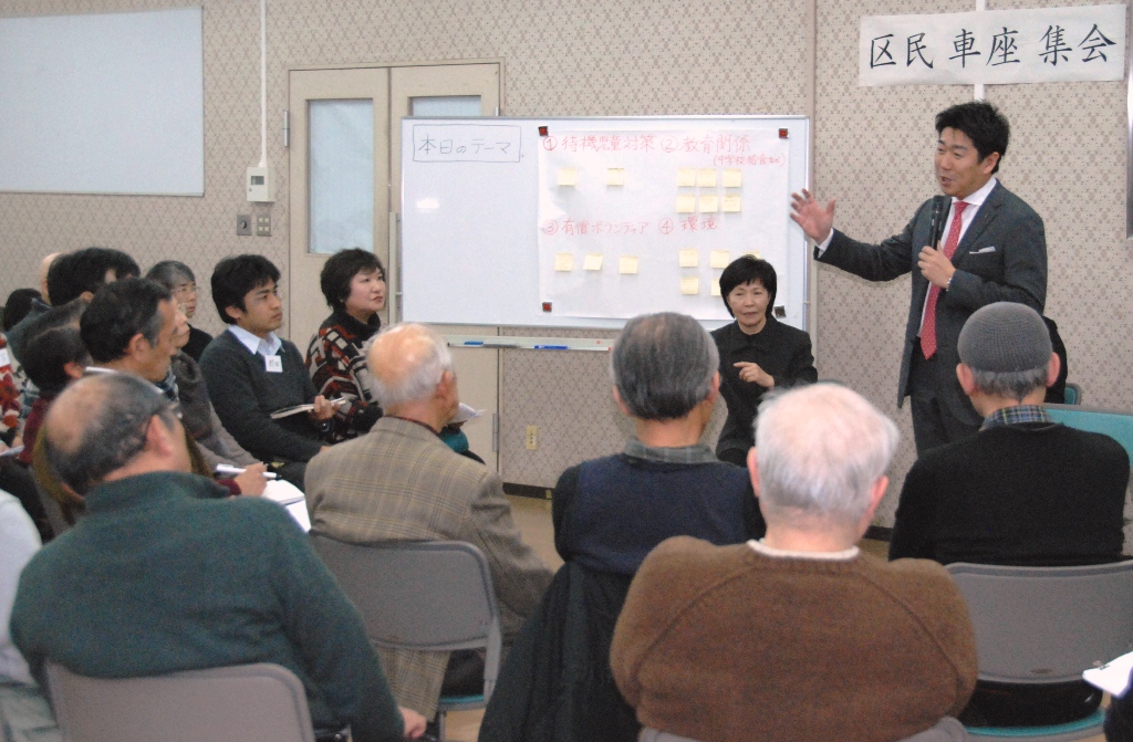 車座集会で意見交換する福田市長