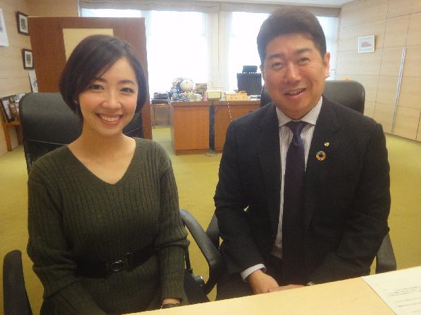 【写真】左にパーソナリティ、右に福田市長が写っています