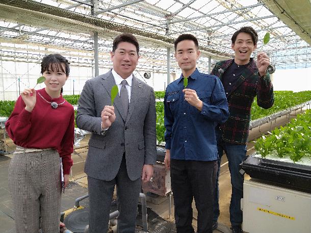 【写真】明治大学黒川農場でサラダほうれん草を試食する様子が写っています