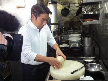 川崎区の老舗「三鶴」ではこだわりの餃子皮の作り方も教えて頂きました♪