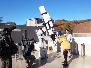 まだ太陽が昇っていますが、なんと実は昼間でも星を観察できるんです！