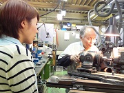 こちらが工具・刃物製作や再研磨の達人、梶ヶ谷 明さん(右)
