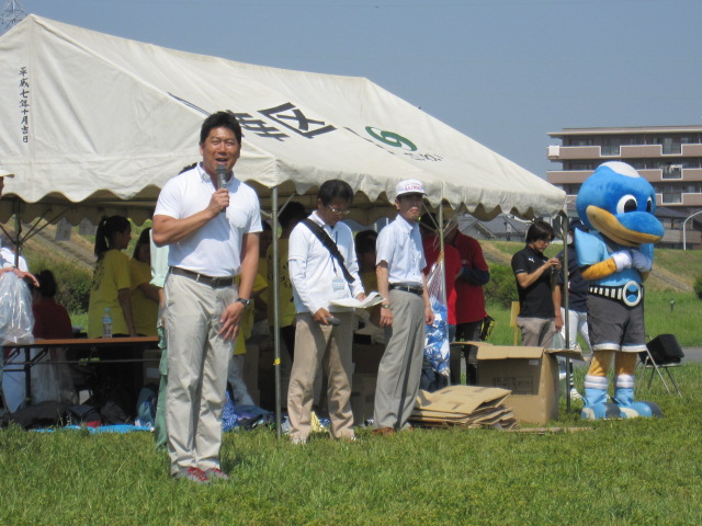 開会式で挨拶する福田市長