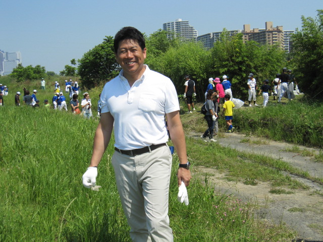 ごみ拾いなどをする福田市長