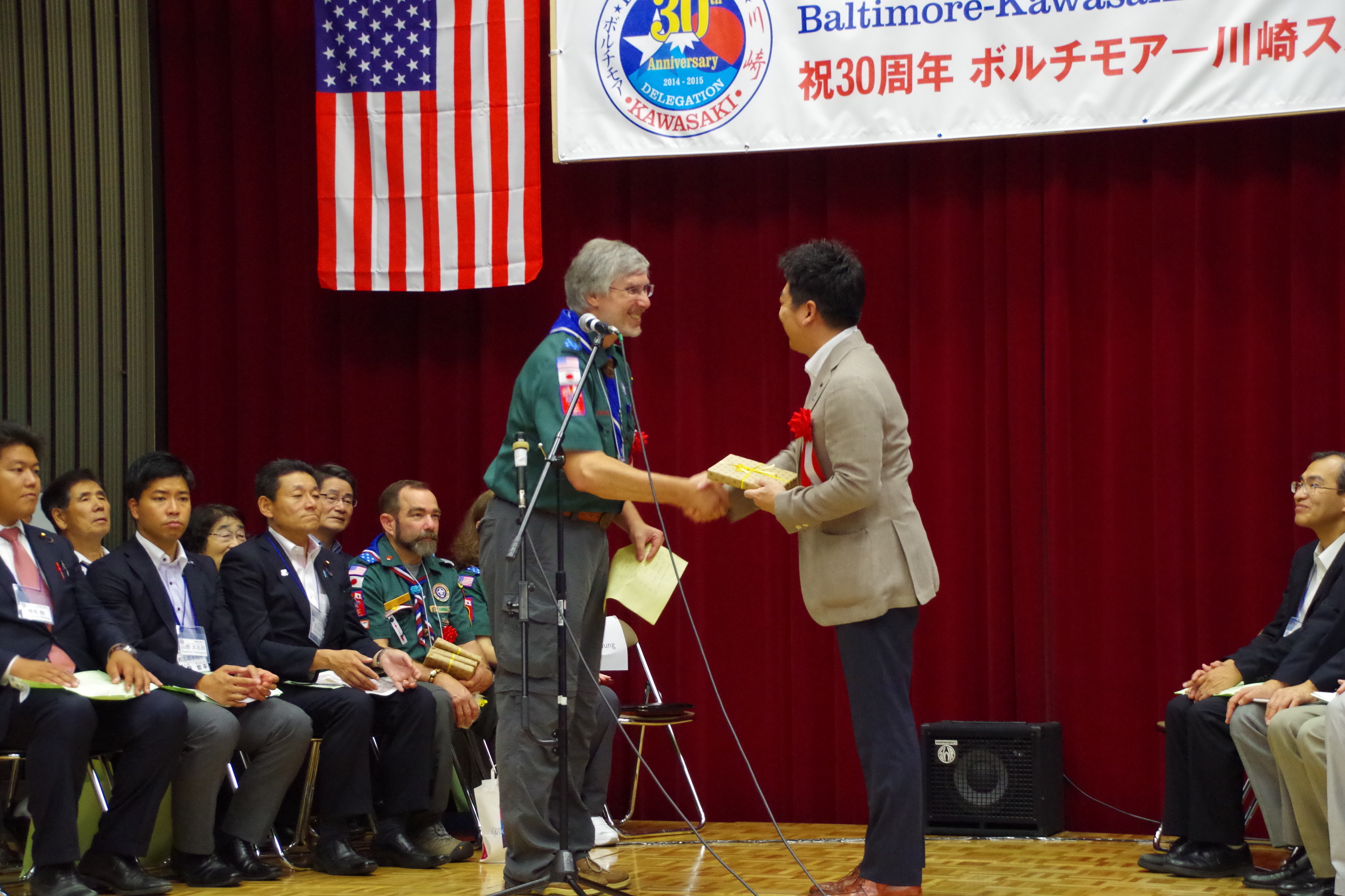 レセプションで派遣隊と握手する市長