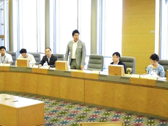 会議で挨拶する市長