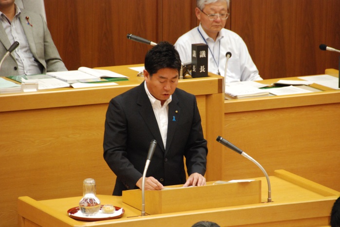 本会議場で提案説明を行う市長