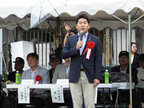 開会の挨拶をする市長