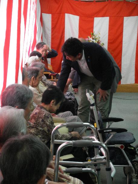 入居者と交流する市長