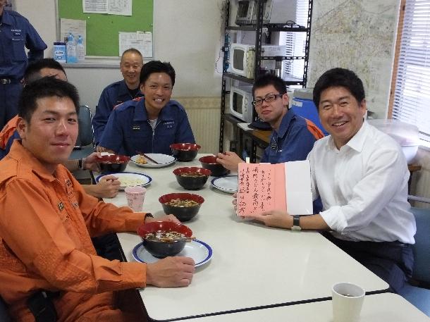 「消防うどん」を食べながら隊員と意見交換する市長