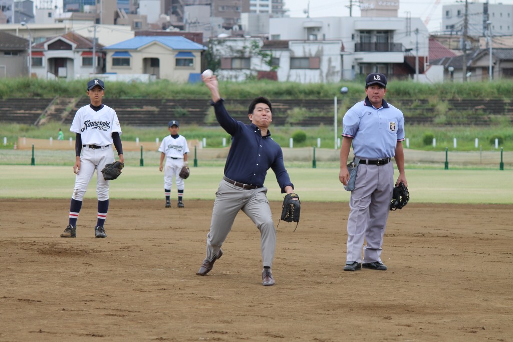 始球式をする市長