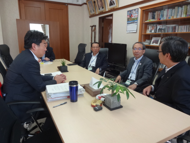 市長と副市長3人の会議の様子