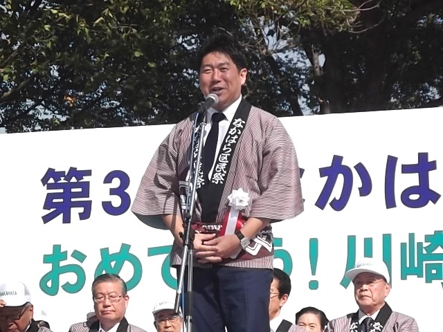 開会式で挨拶する市長