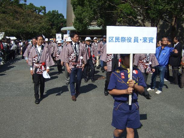 パレードに参加する市長