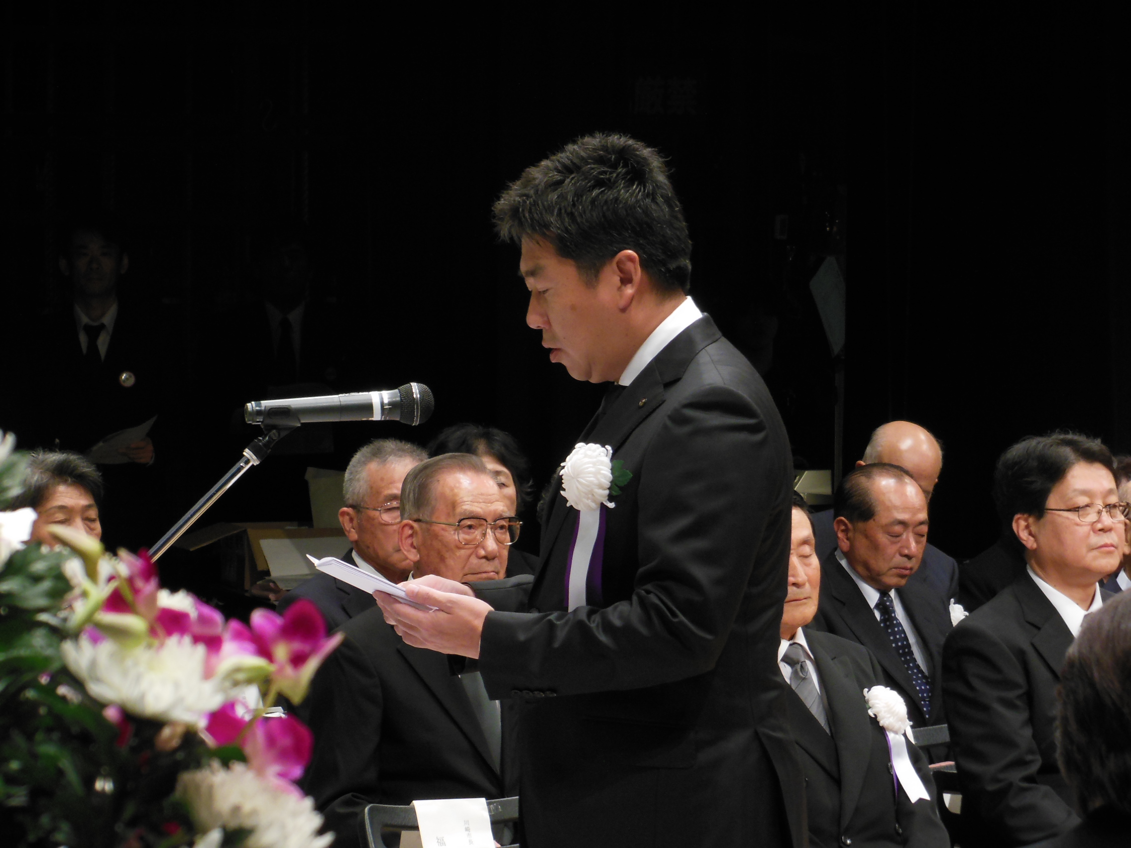追悼式で式辞を述べる市長