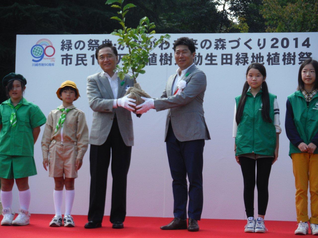 黒岩知事から苗木を受け取る市長