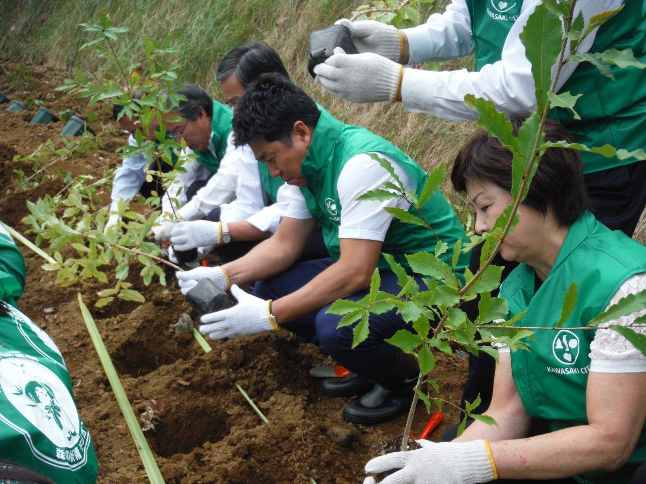 植樹をする市長