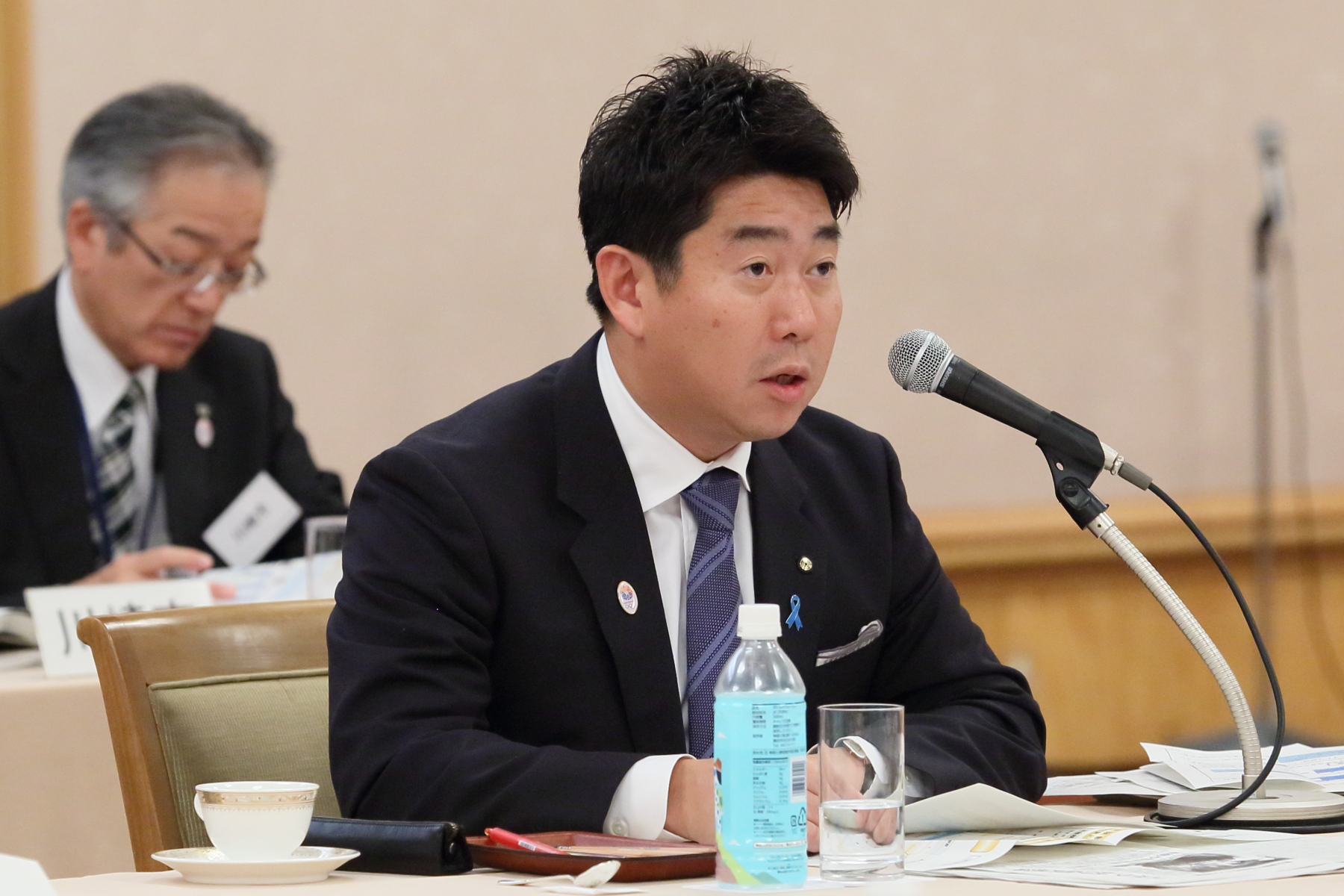 会議で発言する市長