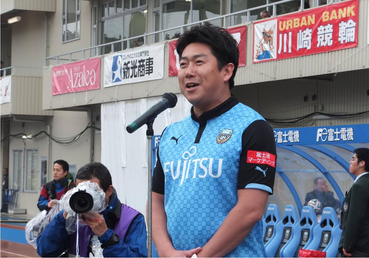 試合前に挨拶する市長