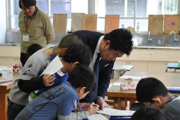 子ども達の答案を添削する市長