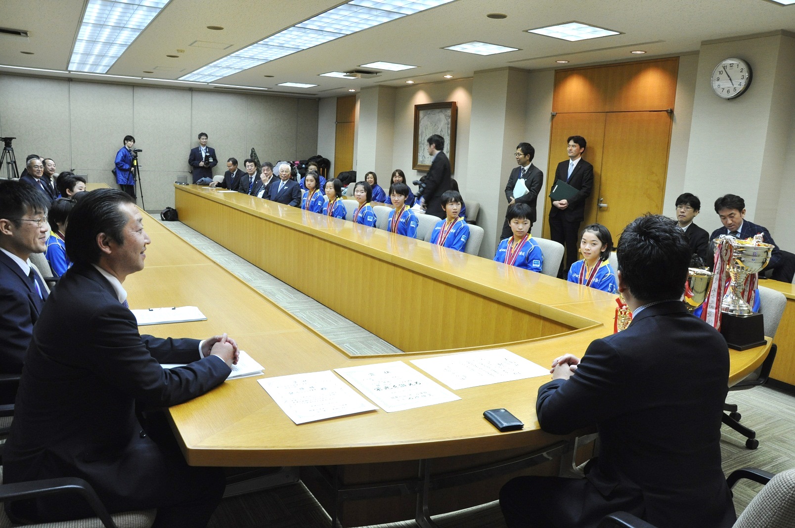 選手から大会の報告を聞く市長