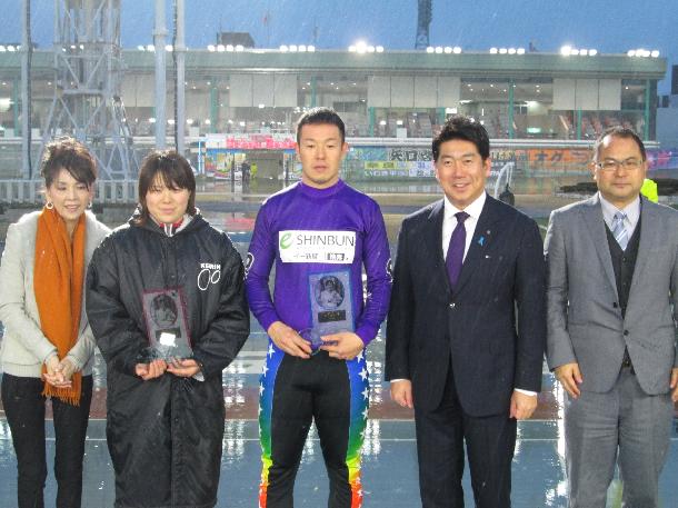 柏木由紀子さん、小林選手、川村選手らと記念撮影する市長