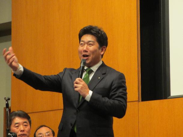 市長賞の講評をする市長