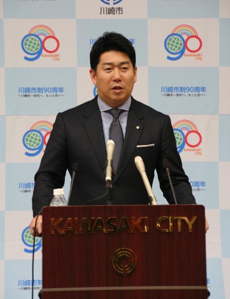 記者会見で発言する市長