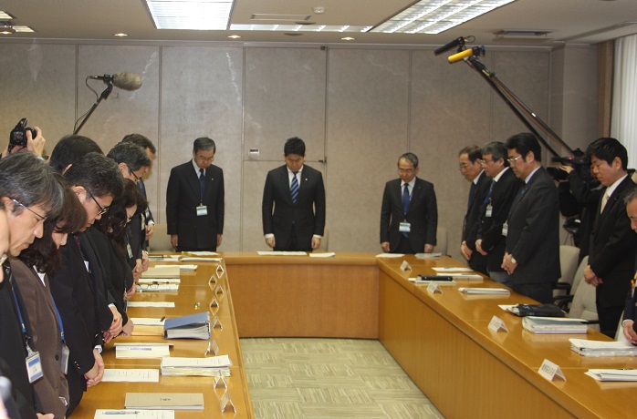 会議に先立ち黙祷を捧げる市長ら