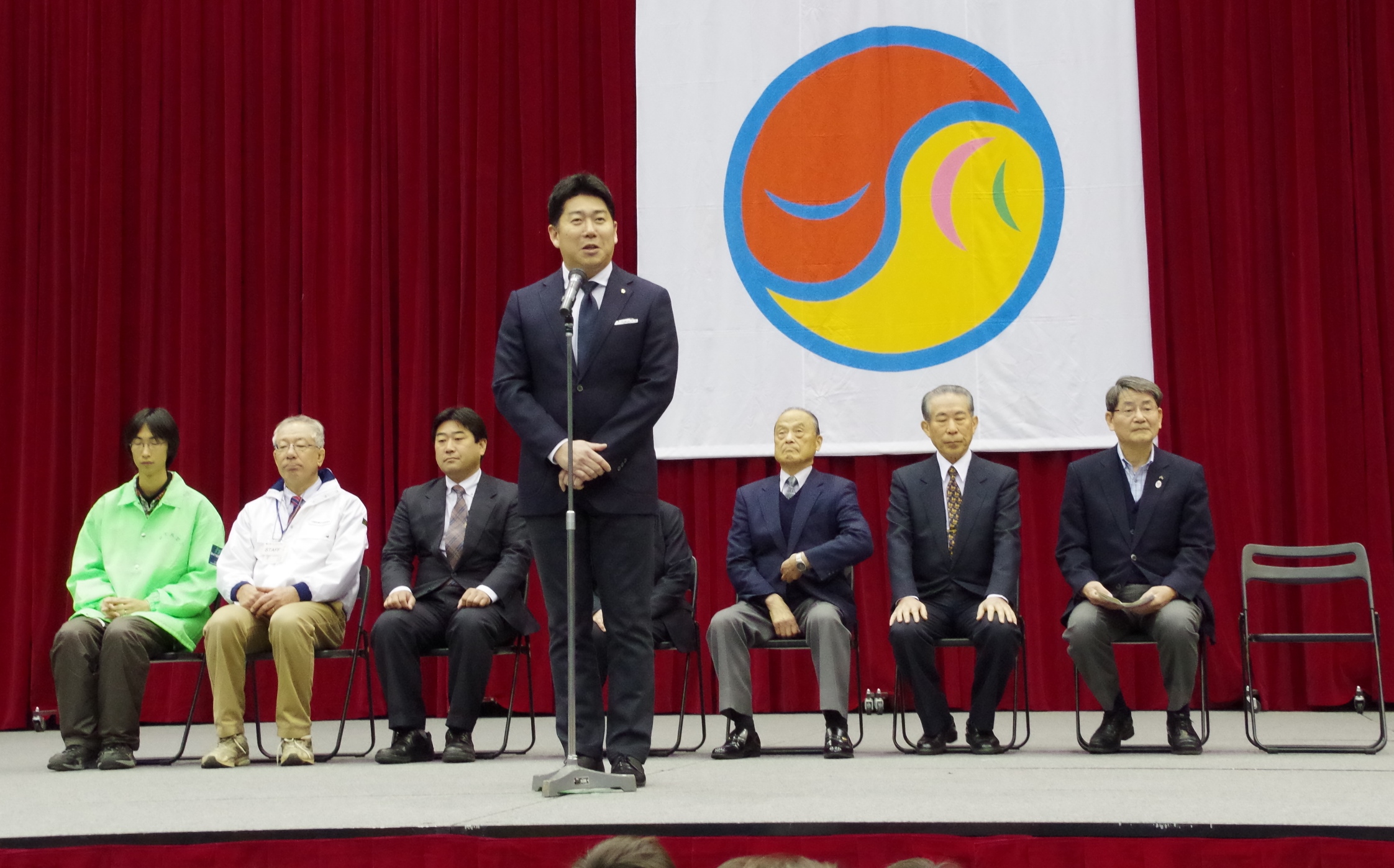 開会式で挨拶する市長