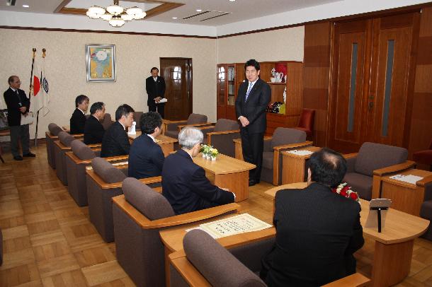 表彰式で挨拶する市長