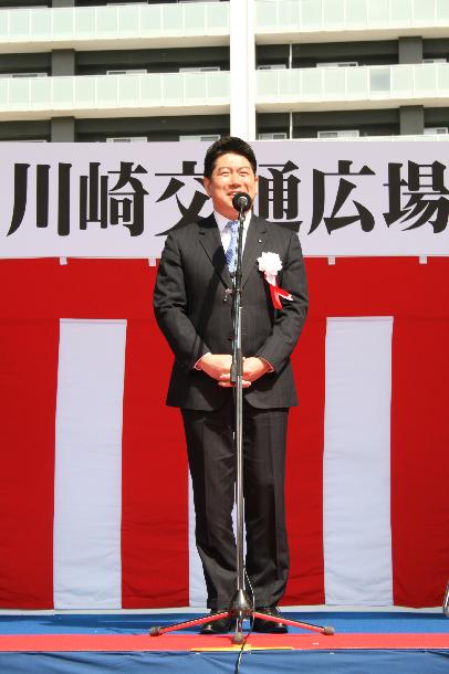 式典で挨拶する市長