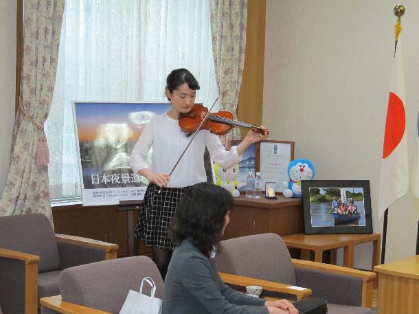 演奏を披露する毛利さん