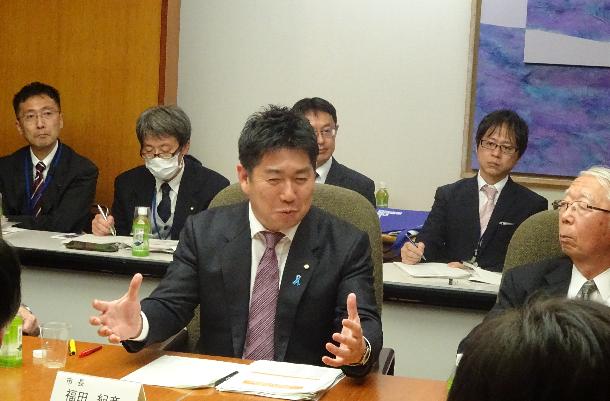 会議で発言する市長