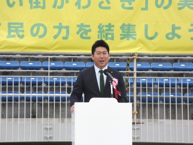 挨拶する市長