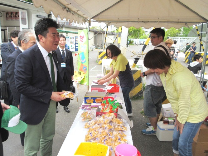 会場内を視察する市長