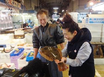 さすが市場には新鮮な魚が山積むです。