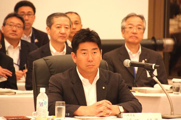 会議での議論を聴く市長