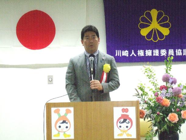 定時総会で挨拶する市長