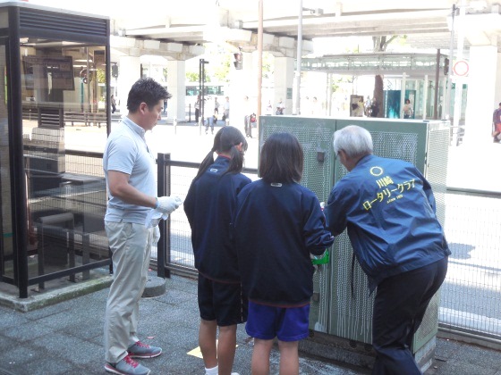 中学生と一緒に落書き消しに参加する市長