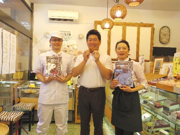 店の方と市長の記念撮影