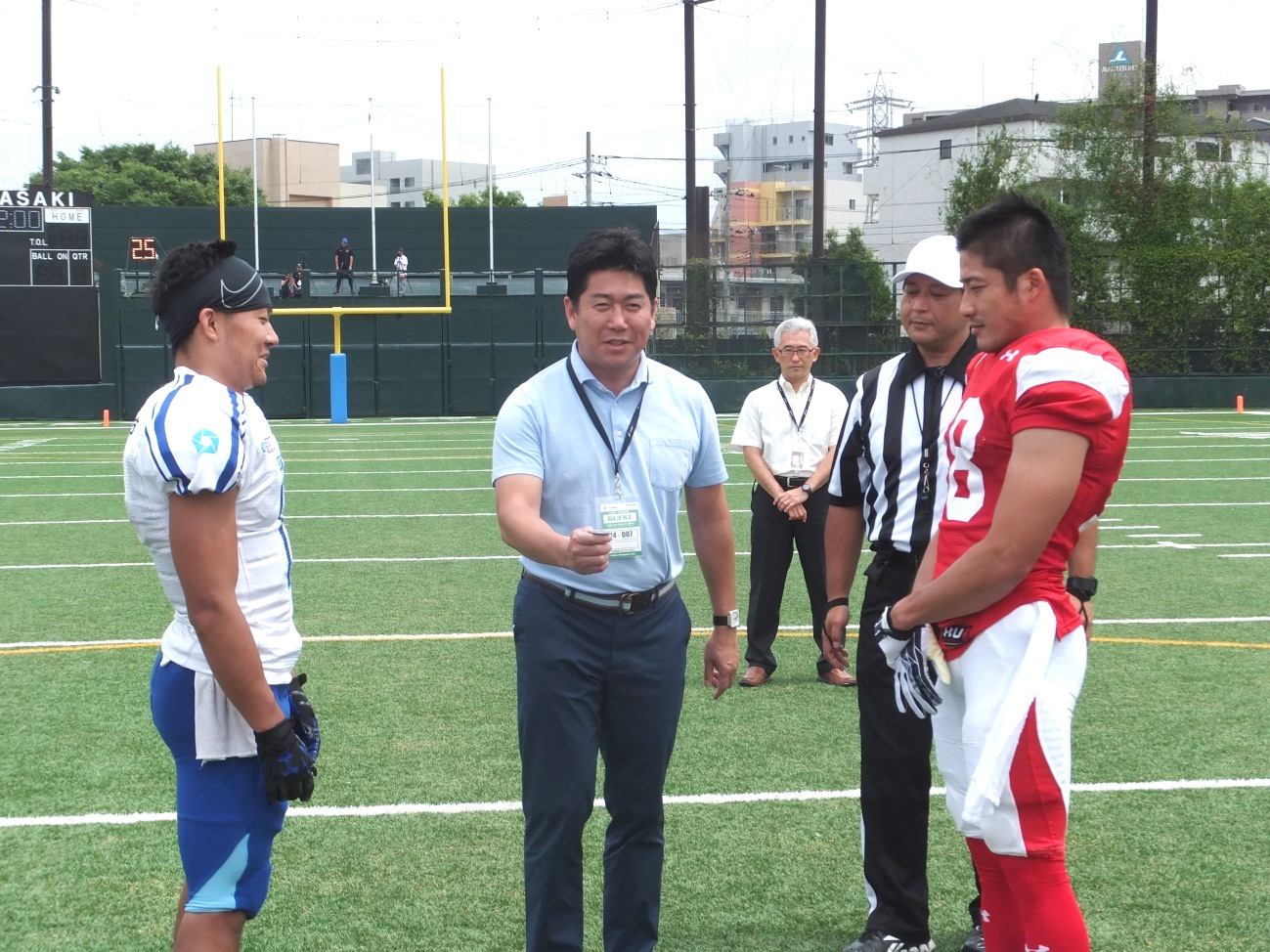 試合前のコイントスを行う市長